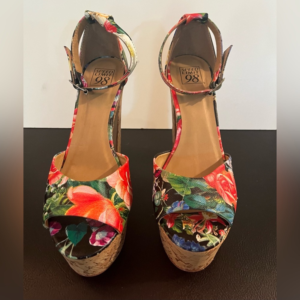 New size 8 floral platform heels - Picture 2 of 7